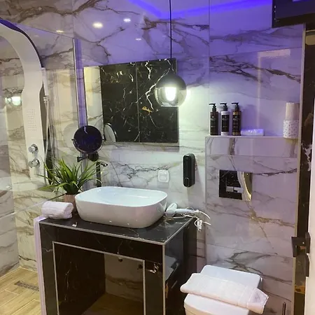 Candi Luxury *