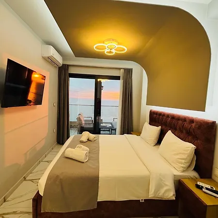 Candi Luxury *